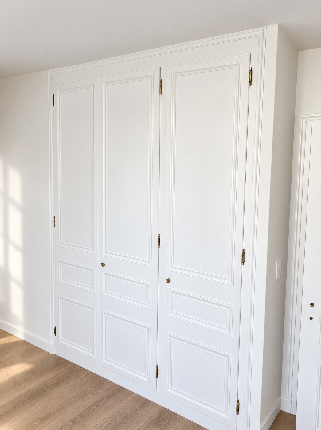 Armoire à panneaux repeinte en blanc