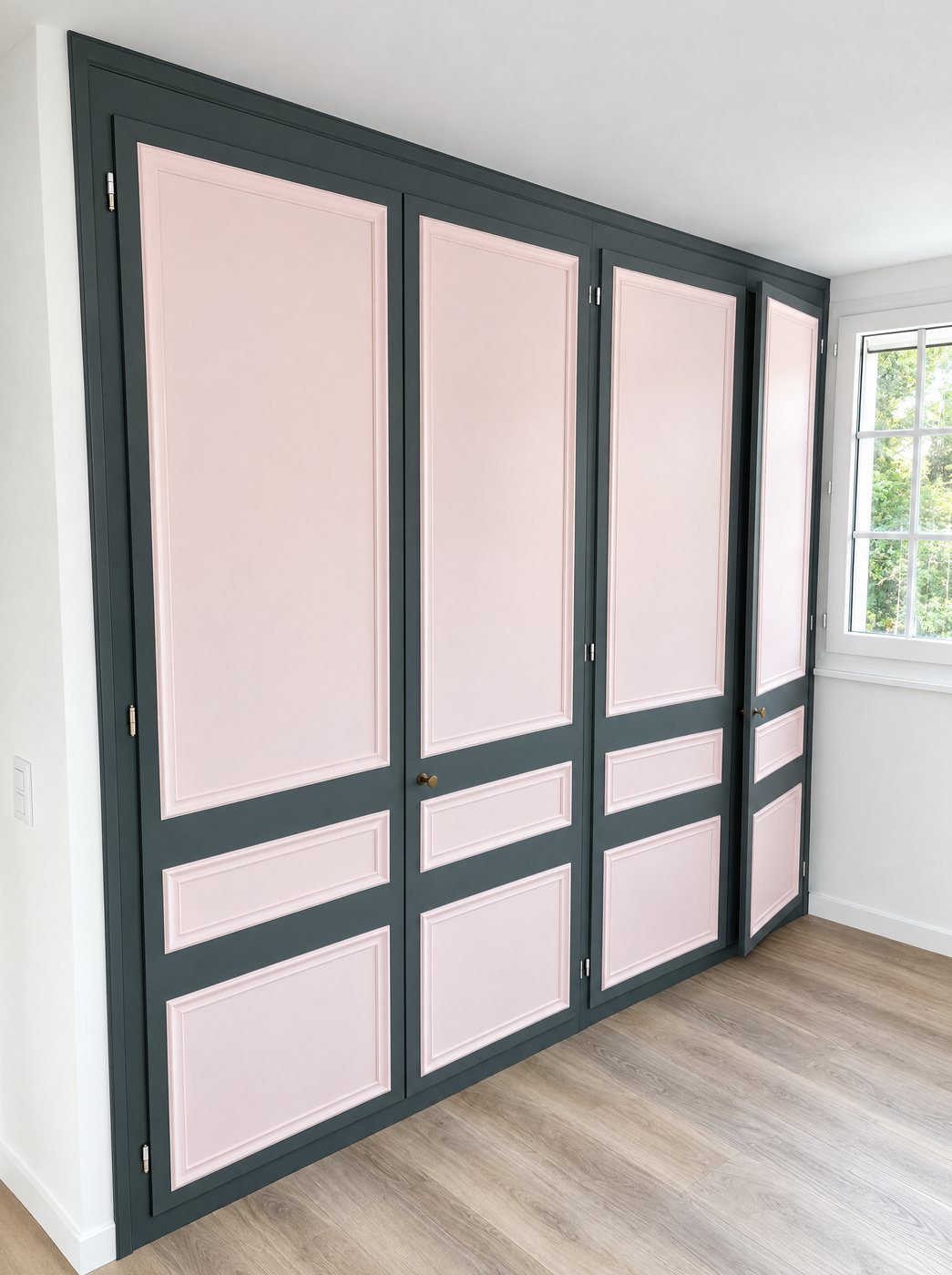 La même armoire en deux tons : cadres anthracite, panneaux rose pâle
