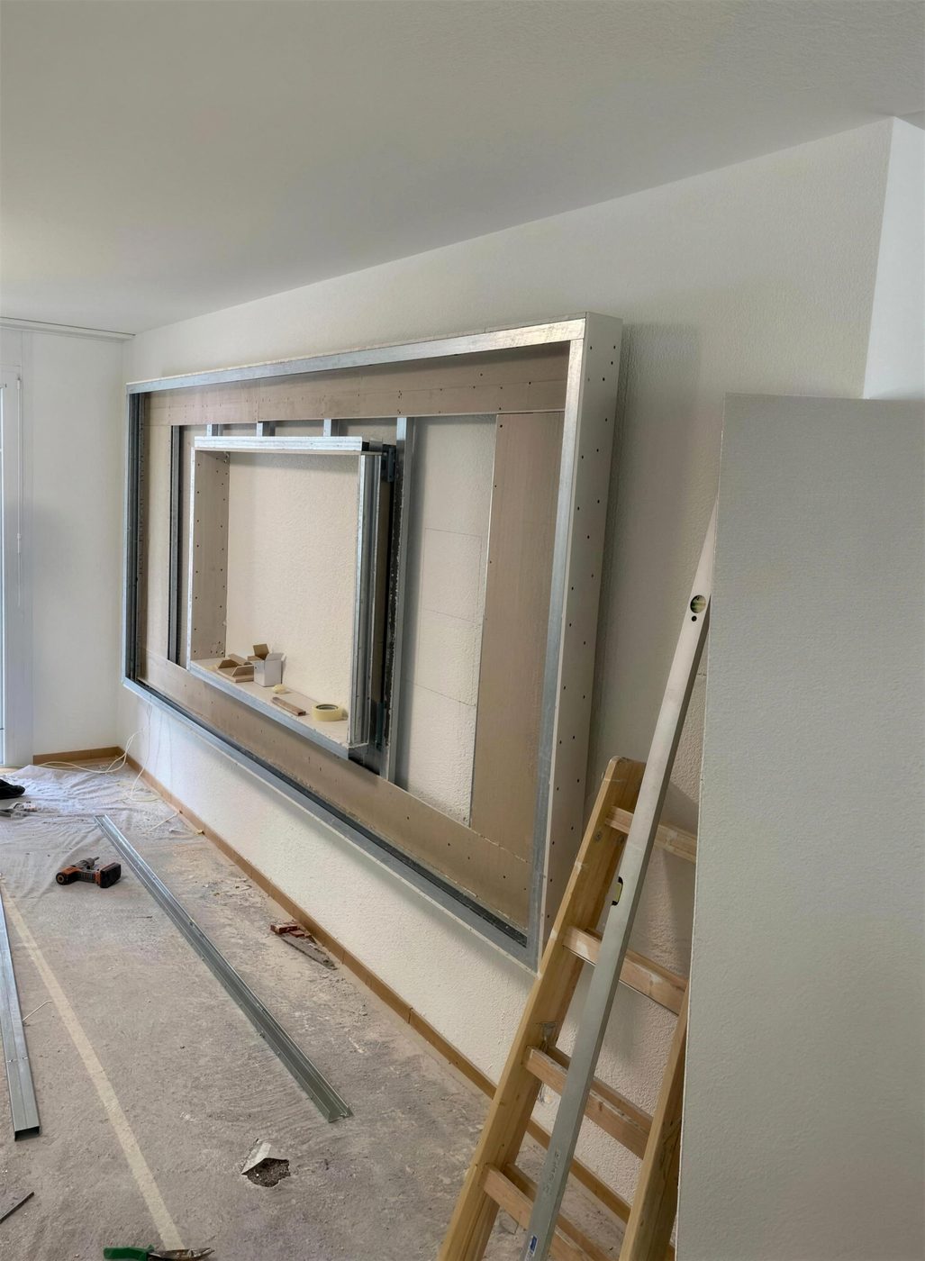 Ossature d’un meuble TV sur mesure en cours de montage