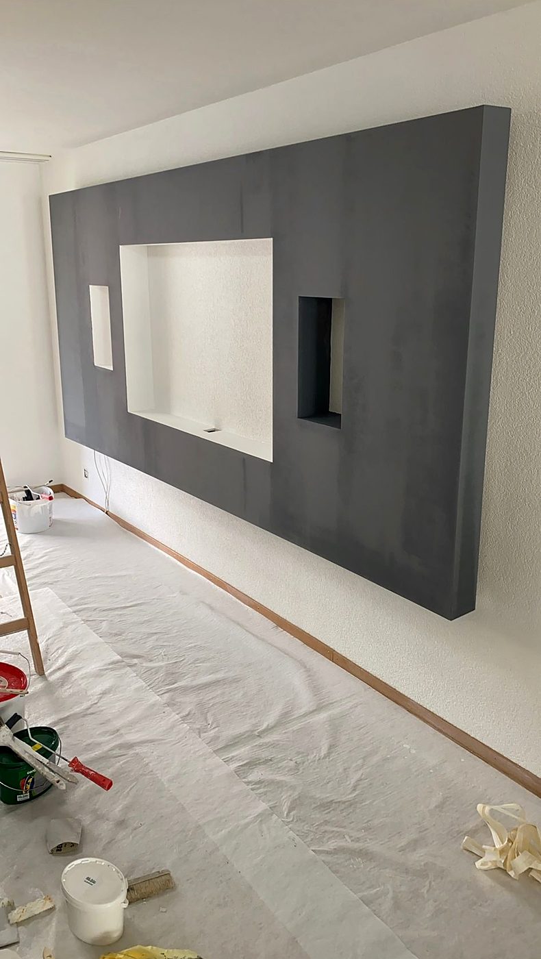 Meuble TV mural gris foncé terminé, avec niche et étagère